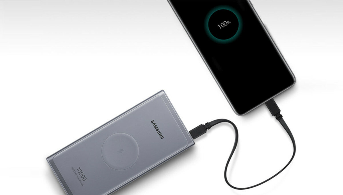 Powerbank Samsung Super Fast Charge 25W USB-C telefon podłączony do powerbanka, na wyświetlaczu telefonu wyświetla się poziom baterii