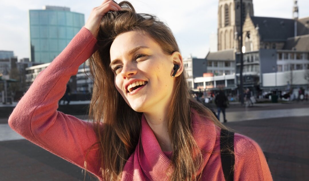 Słuchawki bezprzewodowe Trust Nika Touch Bluetooth czarne kobieta z słuchawką w uchu