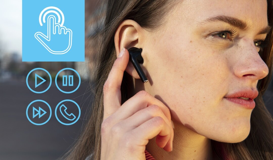Słuchawki bezprzewodowe Trust Nika Touch Bluetooth czarne kobieta dotyka palcem słuchawkę