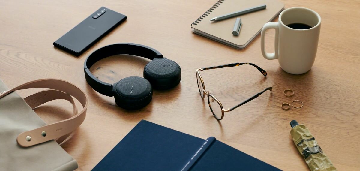 Słuchawki bezprzewodowe Sony WH-CH510 ułożone na biurku