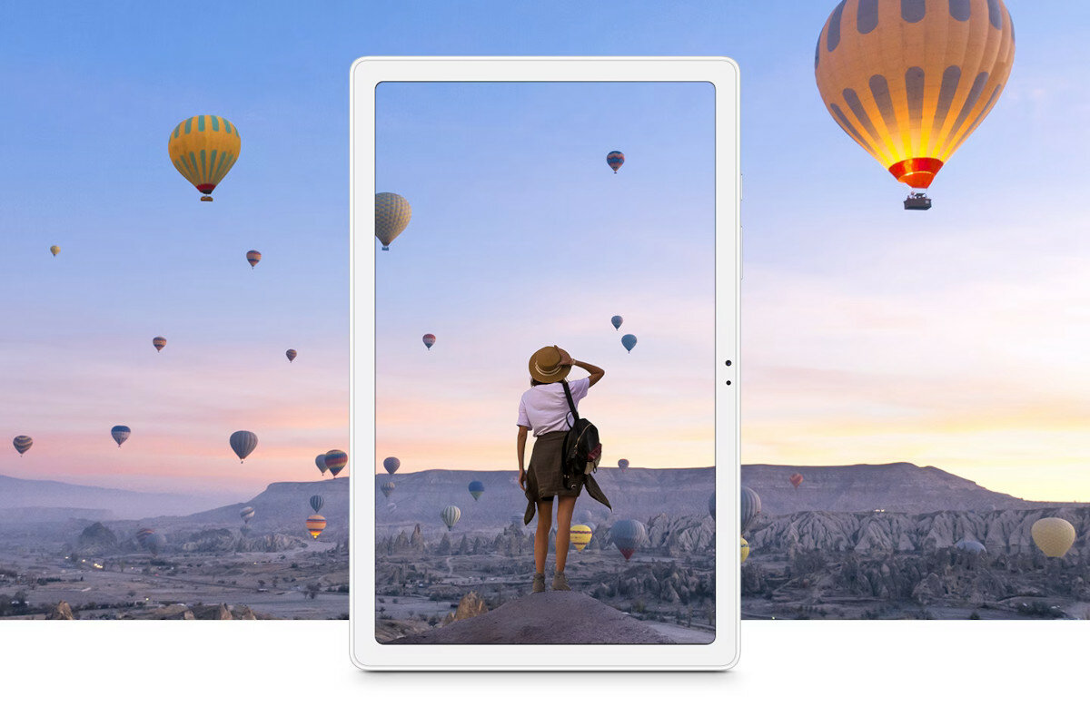 Tablet Samsung Galaxy Tab A7 T500 od frontu z widokiem na zdjęcie umieszczone na tablecie i za tabletem w tle