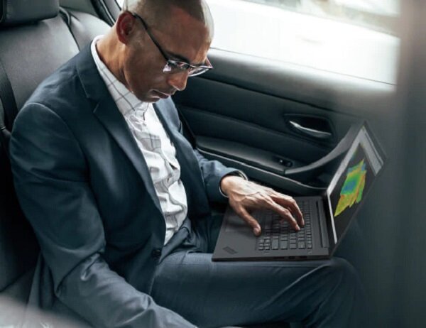Laptop Lenovo ThinkPad P1 Gen 3 podczas używania