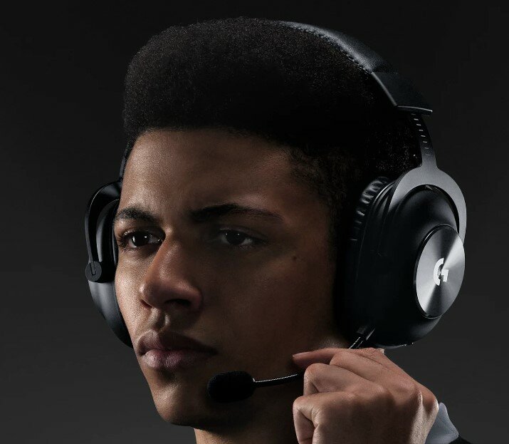 Słuchawki Logitech G Pro X czarne mężczyzna ze słuchawkami na uszach w ręku przytrzymuje mikrofon