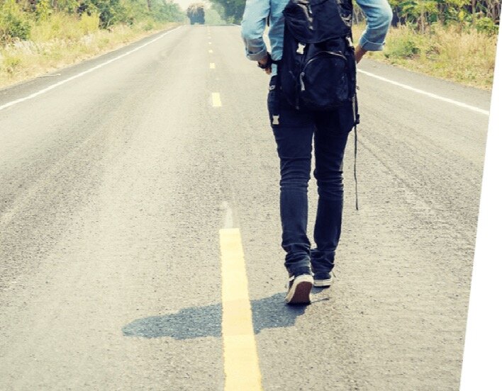 Smartwatch Garett Teen 5 czarny zdjęcie marketingowe przedstawiające mężczyznę na spacerze