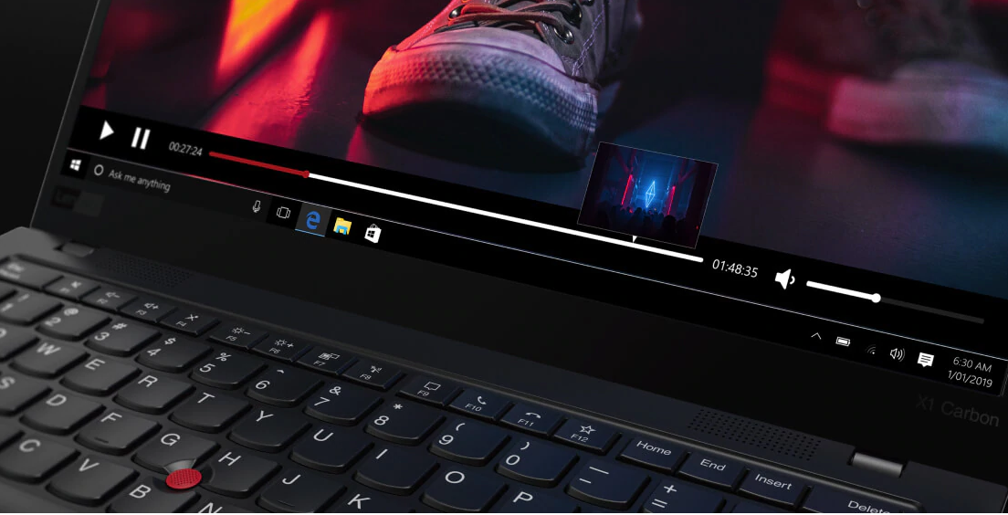 Notebook THINKPAD X1 CARBON czarny zbliżenie na dolną część ekranu