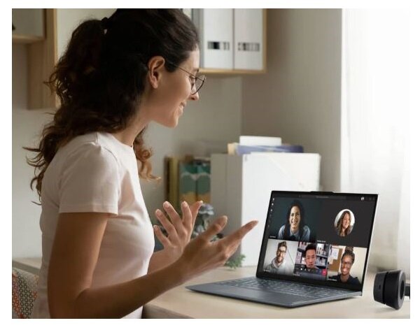 Laptop Lenovo ThinkPad X13 G1 grafika przedstawia kobietę uczestniczącą w wirtualnym spotkaniu na laptopie