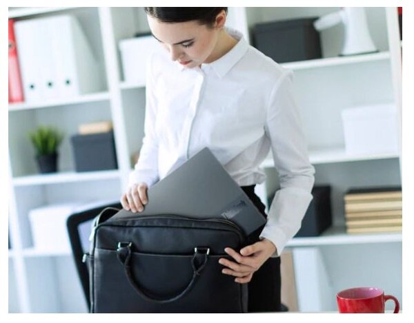 Laptop Lenovo ThinkPad X13 G1 grafika przedstawia kobietę pakującą laptopa do torby
