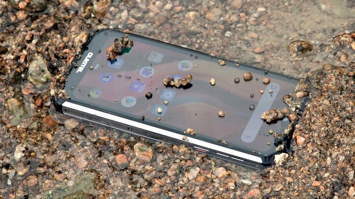 Smartfon Oukitel WP6 6/128 GB czarny   smartfon zanurzony  w wodzie