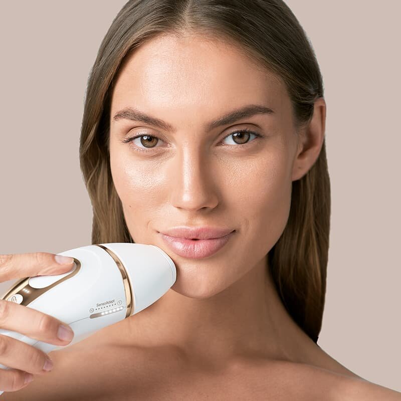 Depilator laserowy Braun IPL PL5117 na twarzy kobiety