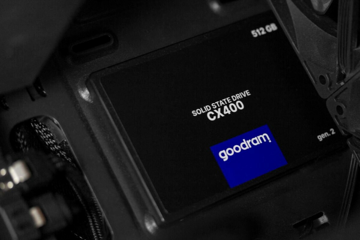 Dysk SSD Goodram CX400 GEN.2 512GB SATA3 2.5 widok pod skosem
