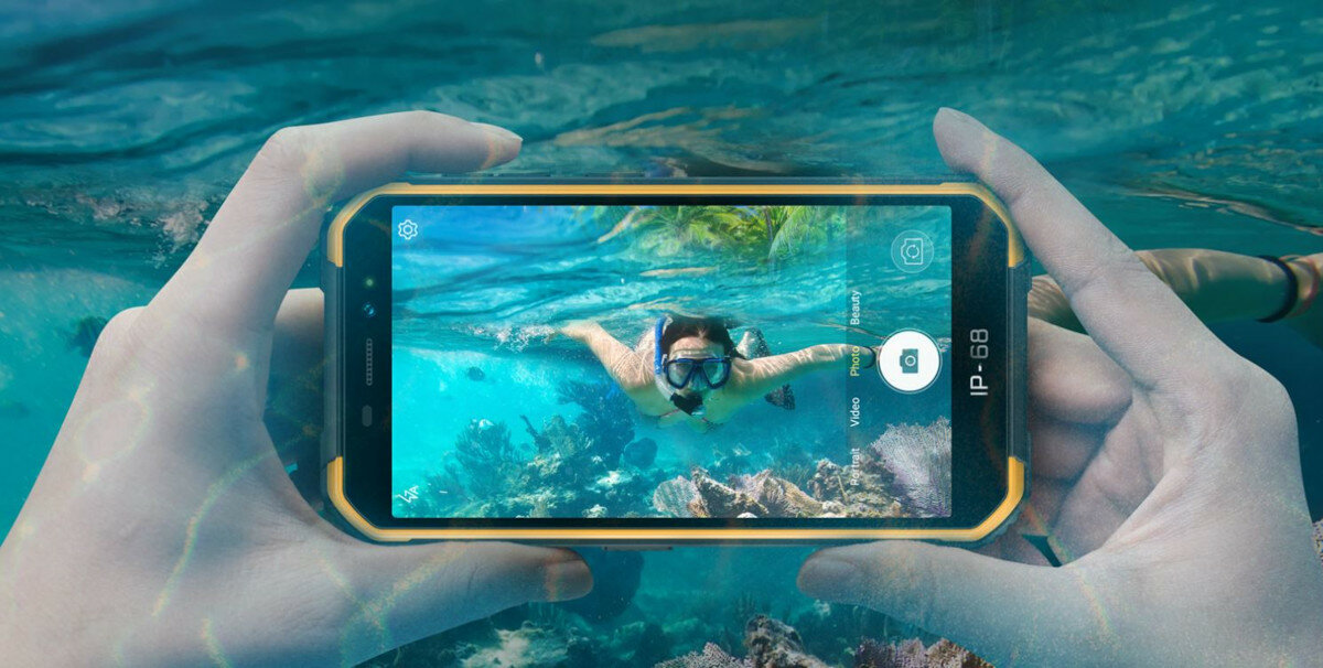 Smartfon Ulefone Armor X7 Pro 4GB/32GB czarny widok od frontu na dłonie wykonujące zdjęcia pod wodą