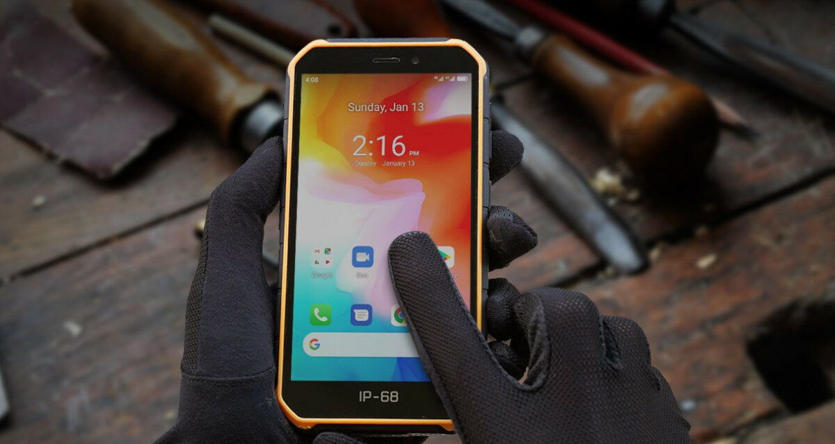 Smartfon Ulefone Armor X7 Pro 4GB/32GB czarny widok na dłoń w rękawiczce obsługującą telefon