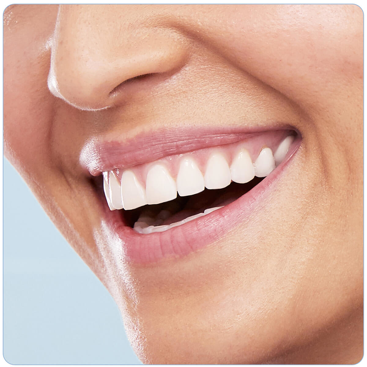 Szczoteczka elektryczna Oral-B Pro 1 750 czarna + etui zbliżenie na uśmiech kobiety