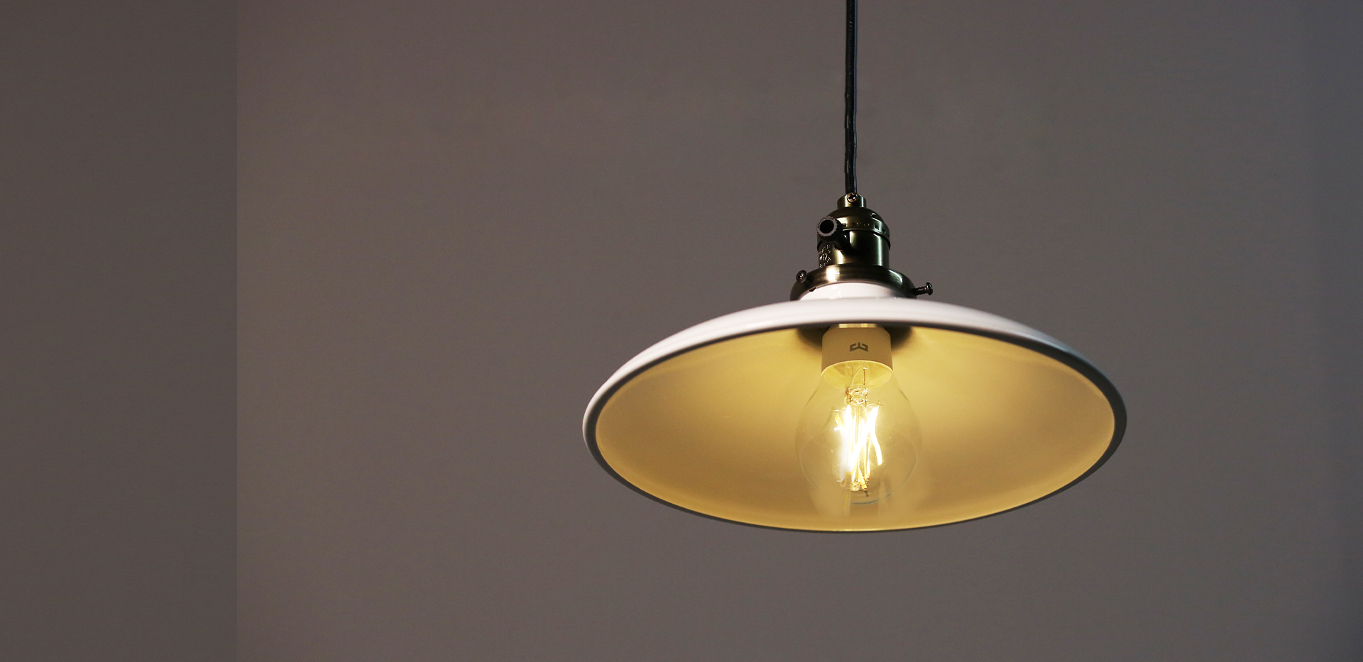 Żarówka Smart Yeelight LED Vintage Filament włączona żarówka w lampie