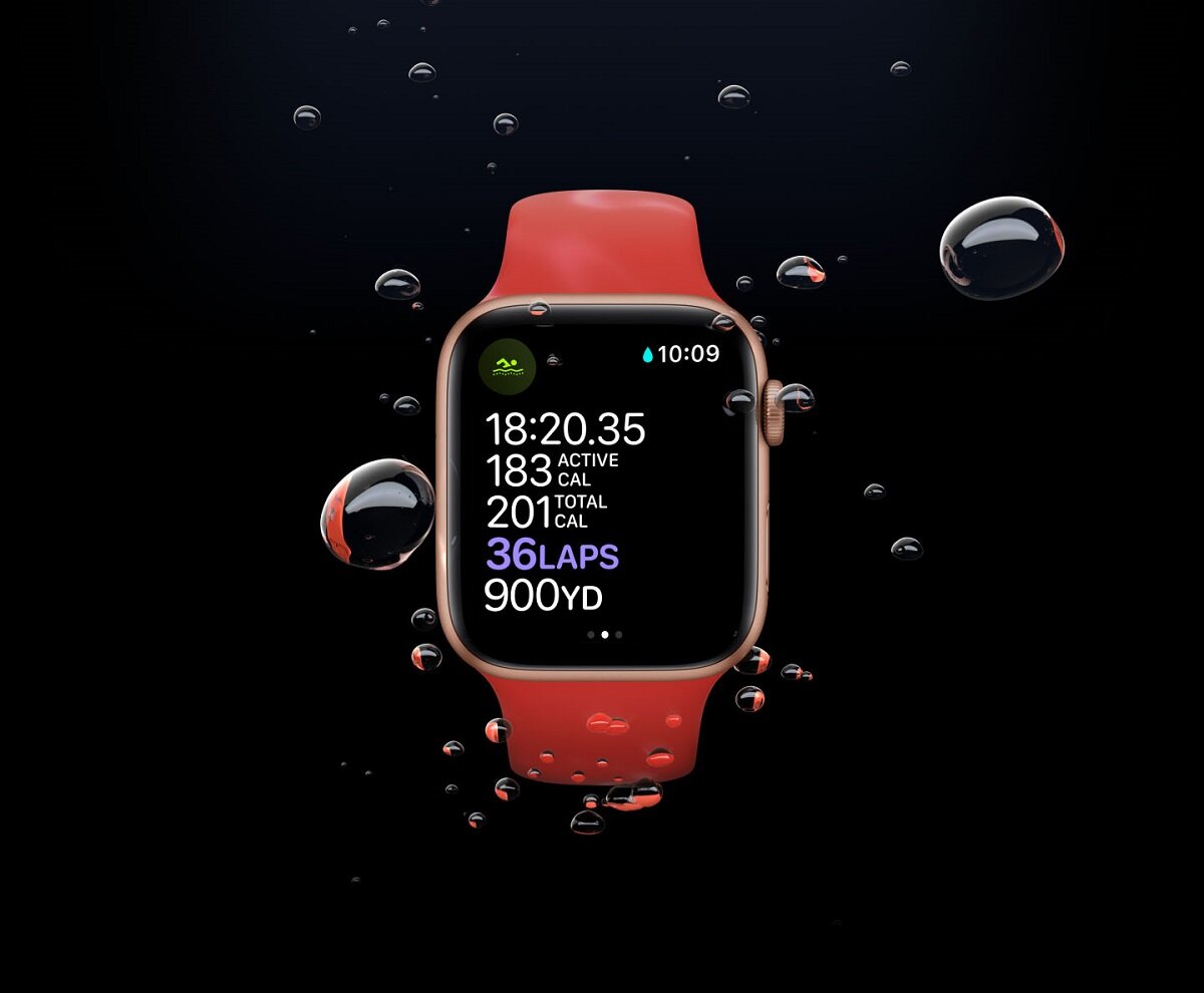 Smatwatch Apple Watch Series 6 GPS 40mm Blue Aluminium na czarnym tle z kropelkami wody na sobie i wokół siebie. Na wyświetlaczu tryb pływania i dane spalonych kalorii