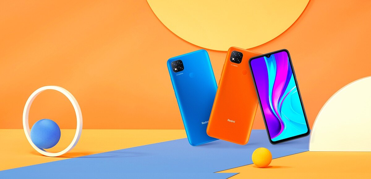 Smartfon Xiaomi Redmi 9C 2/32GB widok na ekran smartfona pod skosem oraz dwa smartfony od tyłu w kolorze niebieskim i pomarańczowym