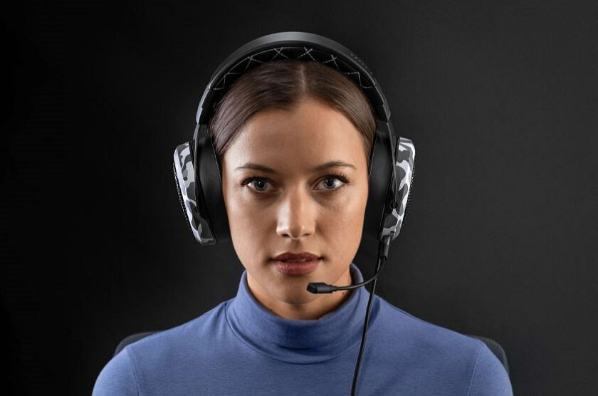 Słuchawki Corsair HS60 Haptic CA-9011225-EU kobieta z słuchawkami