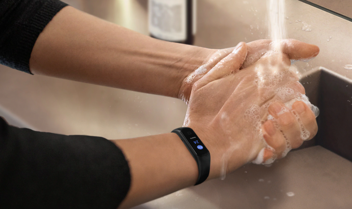Opaska sportowa Samsung Galaxy Fit 2 R220 widok na tarczę podczas mycia rąk, wodoodporność