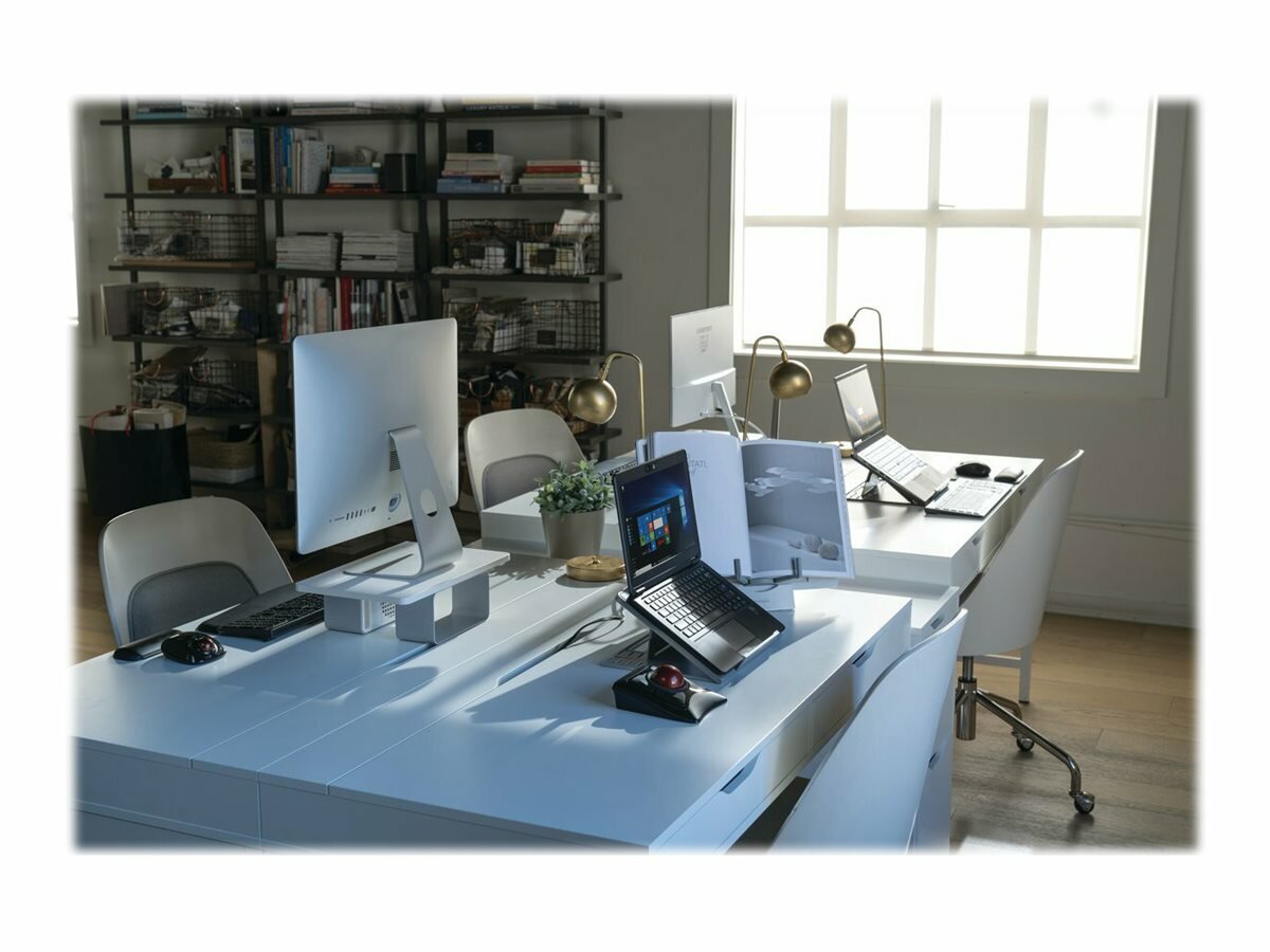 Podstawka chłodząca do laptopa Kensington SmartFit Easy Riser 17” dwie podstawki z dwoma laptopami na dwóch biurkach