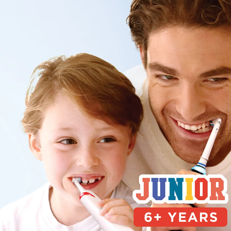 Szczoteczka elektryczna Oral-B Junior Star Wars zdjęcie marketingowe przedstawiające chłopca i mężczyznę szczotkujących zęby