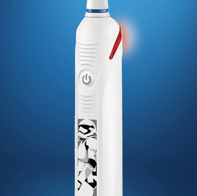 Szczoteczka elektryczna Oral-B Junior Star Wars zbliżenie na lapkę LED czujnika siły nacisku