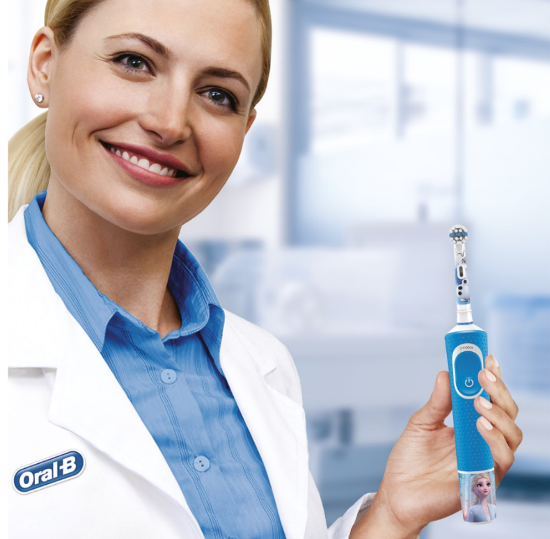 Szczoteczka elektryczna Oral-B KIDS Kraina Lodu 2 zdjęcie marketingowe przedtawiające dentystę ze szczoteczką elektryczną
