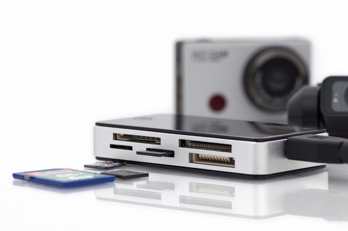 Czytnik kart DIGITUS DA-70330-1 USB 3.0 pod skosem obok aparatu i kart SD