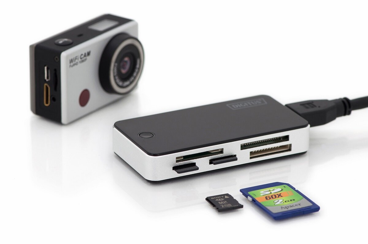 Czytnik kart DIGITUS DA-70330-1 USB 3.0 obok aparatu i kart SD