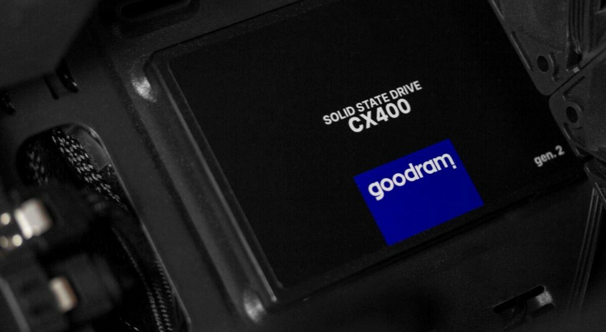 Dysk SSD Goodram CX400 GEN.2 1TB SATA3 2.5 widok pod skosem