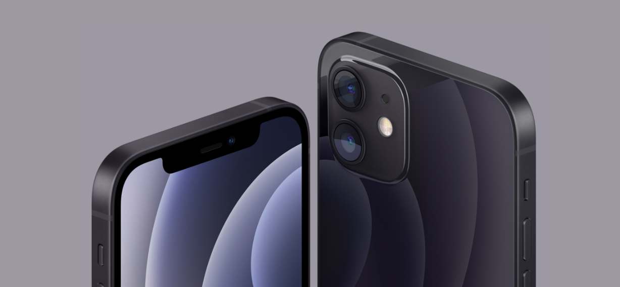 Smartfon Apple iPhone 12 zbliżenie na górną część telefonu widok na ekran i aparaty