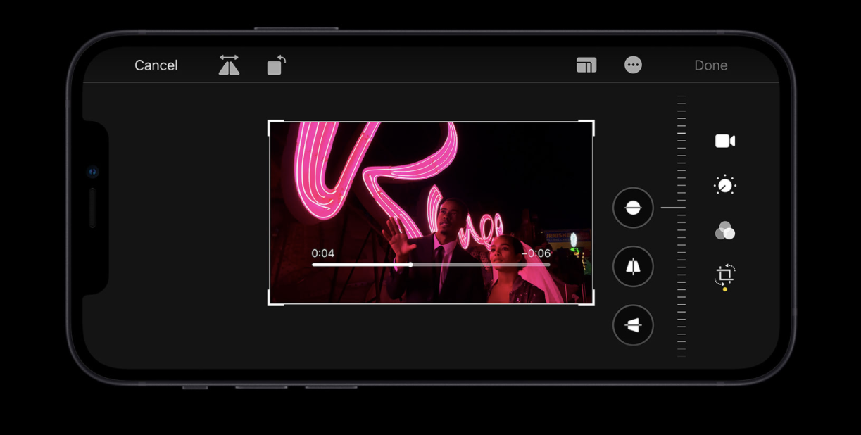 Smartfon Apple iPhone 12 przedstawiony interfejs aplikacji iMovie