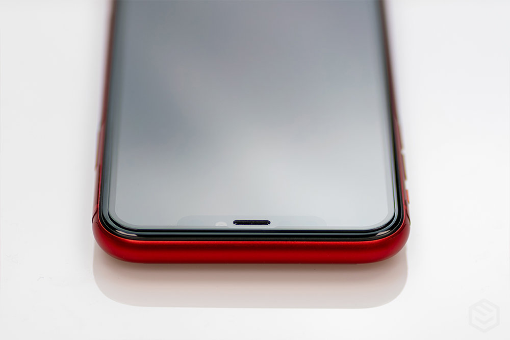 Szkło hartowane Myscreen Diamond Edge Full Glue do iPhone 12 Pro Max 6,7 czarne widok od przodu na przykładowy telefon leżący poziomo z założonym szkłem.
