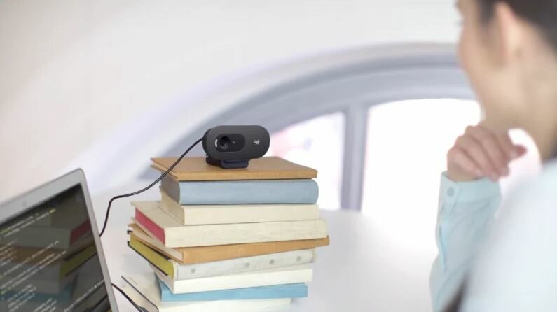 Kamera internetowa Logitech C505 HD kamera ustawiona na książkach