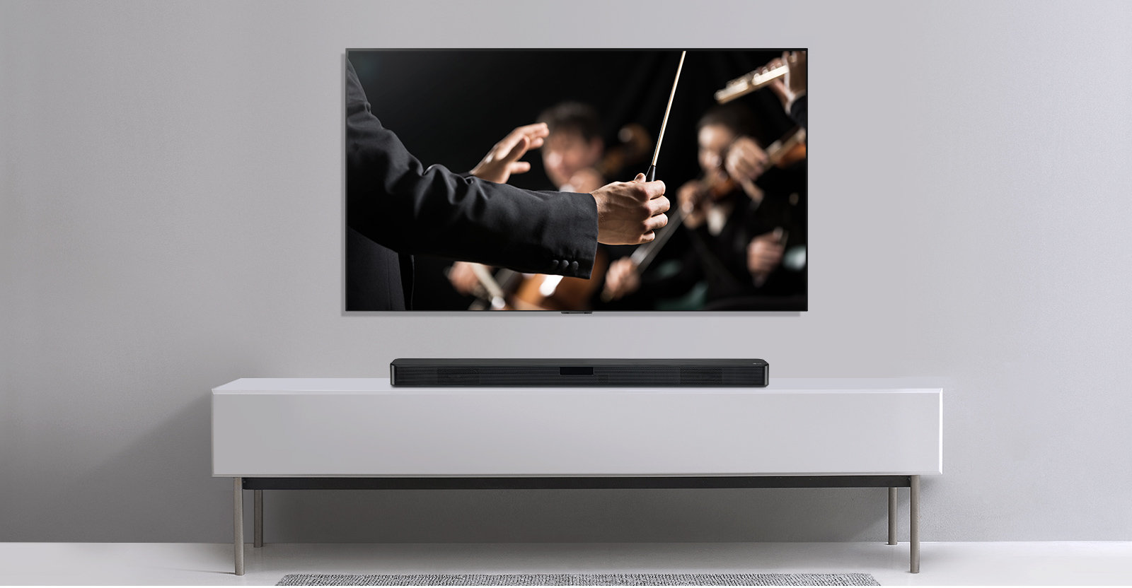 Soundbar LG SN4 300W Czarny widok od przodu, stojący pod telewizorem