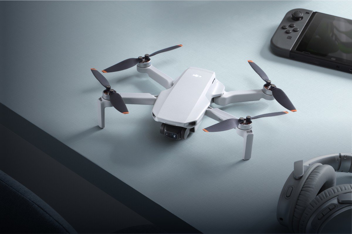 Dron DJI Mini 2 Fly More Combo Biało-szary widok na przód pod kątem od góry, dron w poziomie