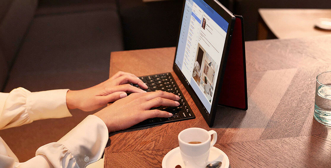 Laptop LENOVO ThinkPad X1 Fold widok na pracę przy kawie