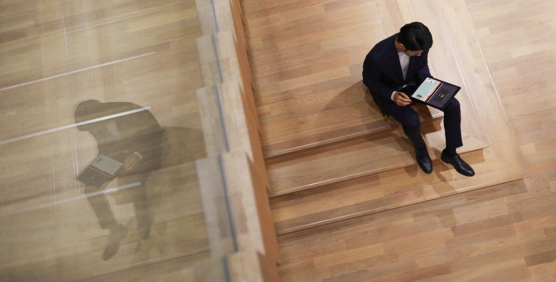 Laptop LENOVO ThinkPad X1 Fold widok na scenę pracy na schodach