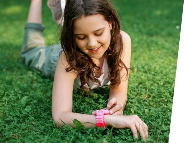 Smartwatch Garett Kids Sun 4G SIM różowy widok na założony smartwatch podczas użycia