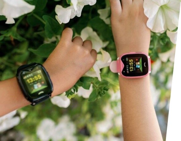 Smartwatch Garett Kids Sun 4G SIM różowy widok na tarcze zegarka wskazujące godzinę