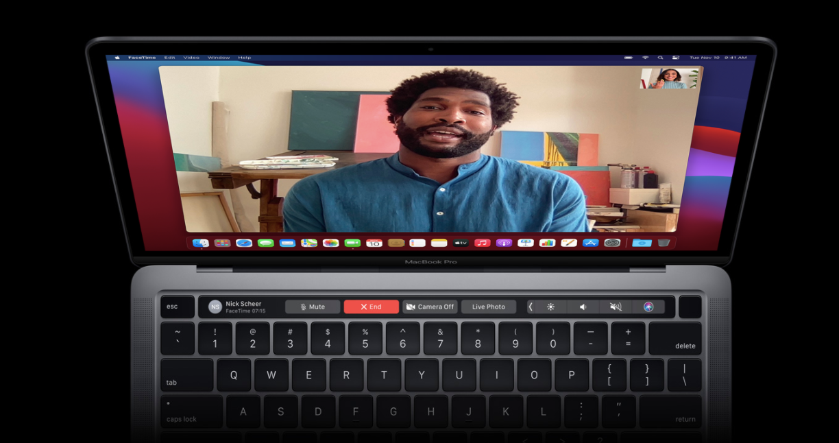 Laptop Apple MacBook Pro MYDA2ZE/A 13,3 Apple M1 256GB Srebrny widok od góry na cały ekran z włączoną aplikacją Face Time