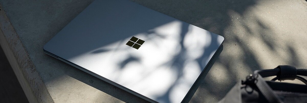 Microsoft Surface Laptop 21L-00009 zamknięta pokrywa z logo producenta
