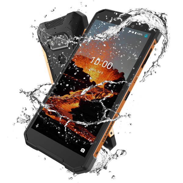 Smartfon MyPhone Hammer Explorer PRO Pomarańczowy widok na przód i tył dwóch telefonów zachlapanych wodą