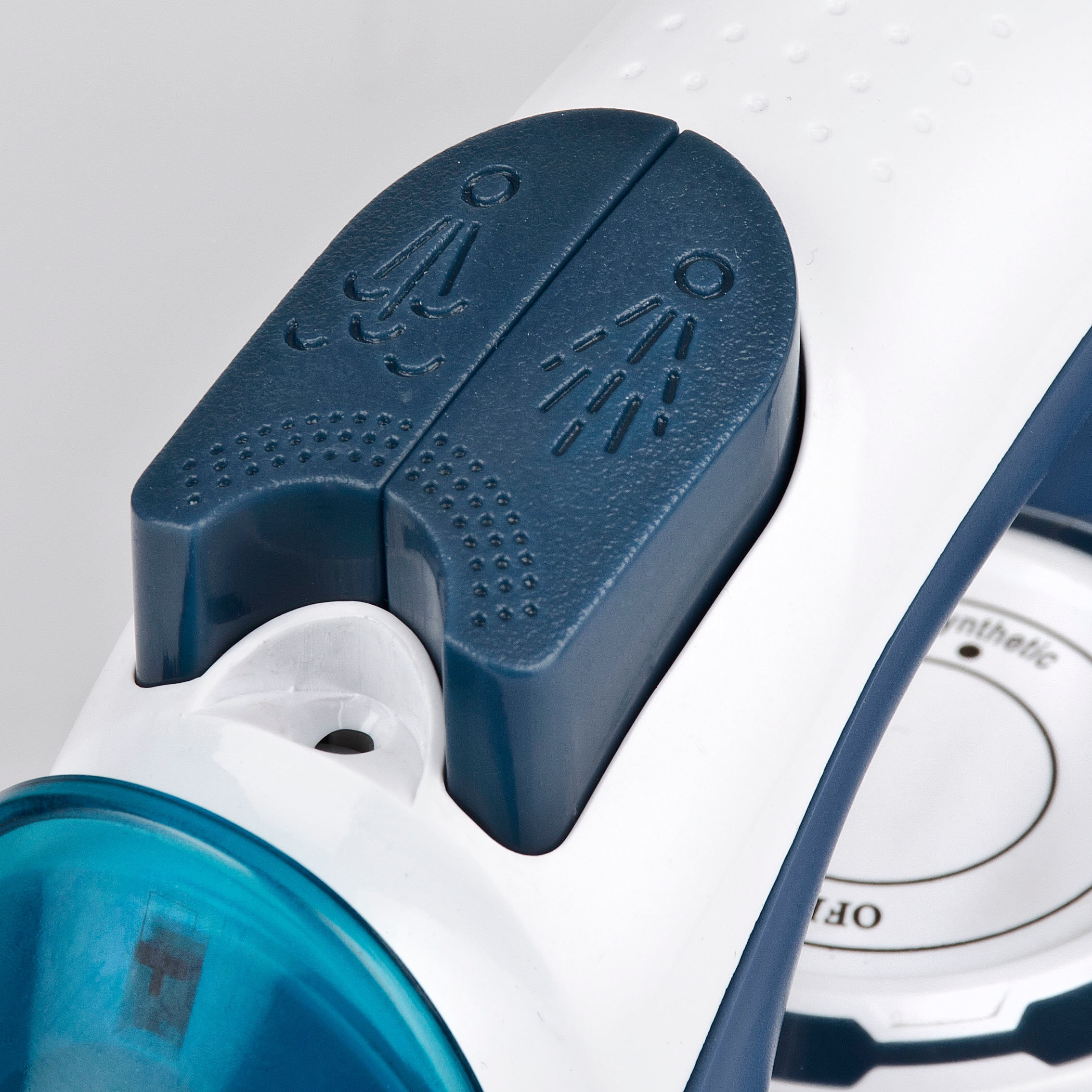 Żelazko parowe Girmi ST61 2200W Biało-niebieskie zbliżenie na przycisk do spryskiwania tkanin