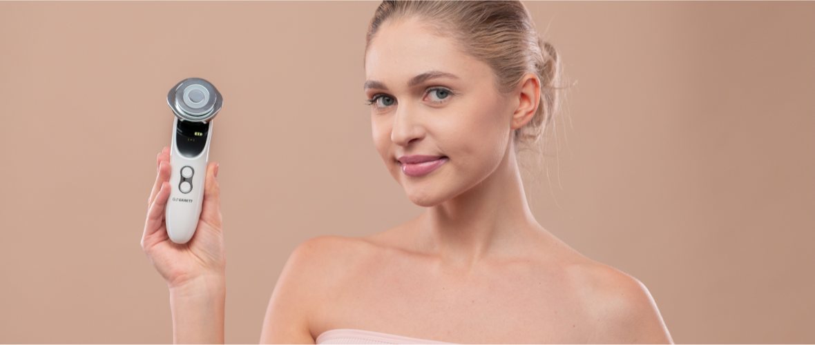 Urządzenie do mezoterapii Garett Beauty Fresh Skin używane przez kobietę