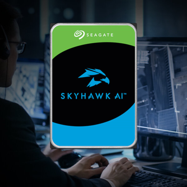 Dysk twardy Seagate SkyHawk Surveillance 4TB HDD prezentowany od frontu w tle mężczyzna pracujący przy komputerze w słuchawkach