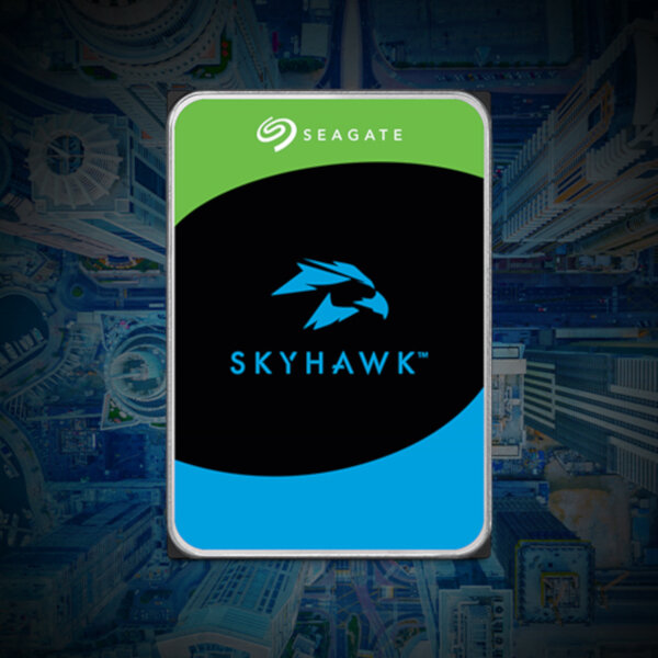 Dysk twardy Seagate SkyHawk Surveillance 4TB HDD grafika przedstawia od frontu dysk na tle podzespołów komputera