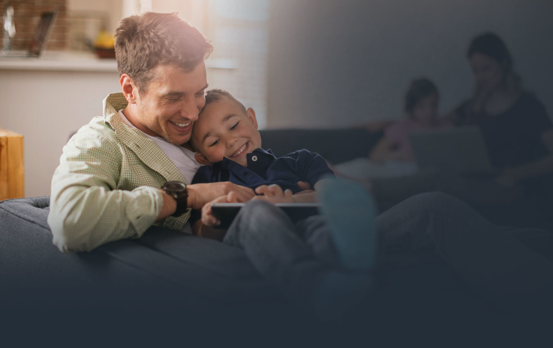 Program antywirusowy Norton 360 Premium ESD 1Y/10U zdjęcie marketingowe przedstawiające ojca z synem grającym na tablecie
