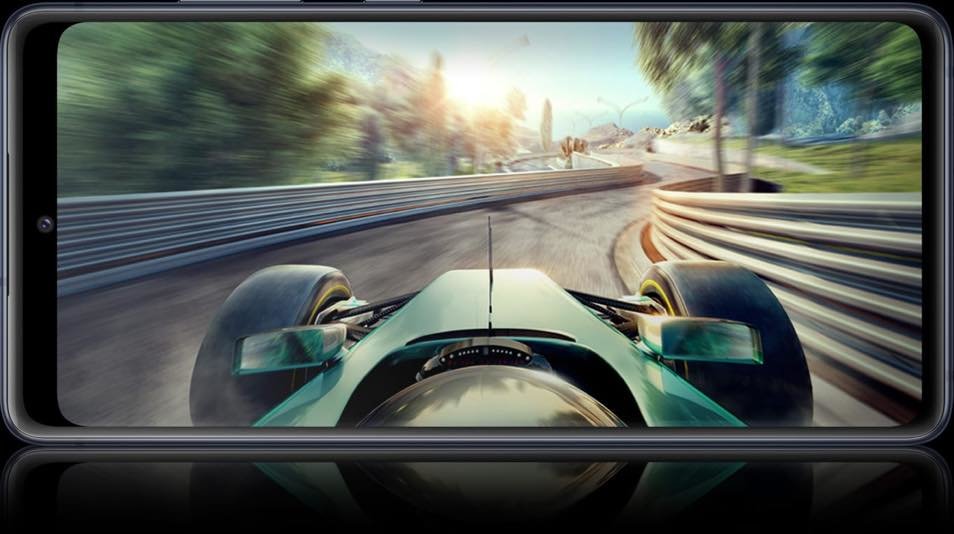 Smartfon Samsung Galaxy S20 FE 4G SM-G780FLVHEUE 8GB/256GB Lawendowy widok na ekran w poziomie z przedstawionym interfejsem gry mobilnej wyścigowej