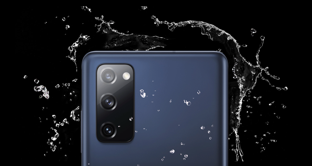 Smartfon Samsung Galaxy S20 FE 4G SM-G780FZBHEUE 8GB/256GB Niebieski widok na tył telefonu zachlapanego wodą