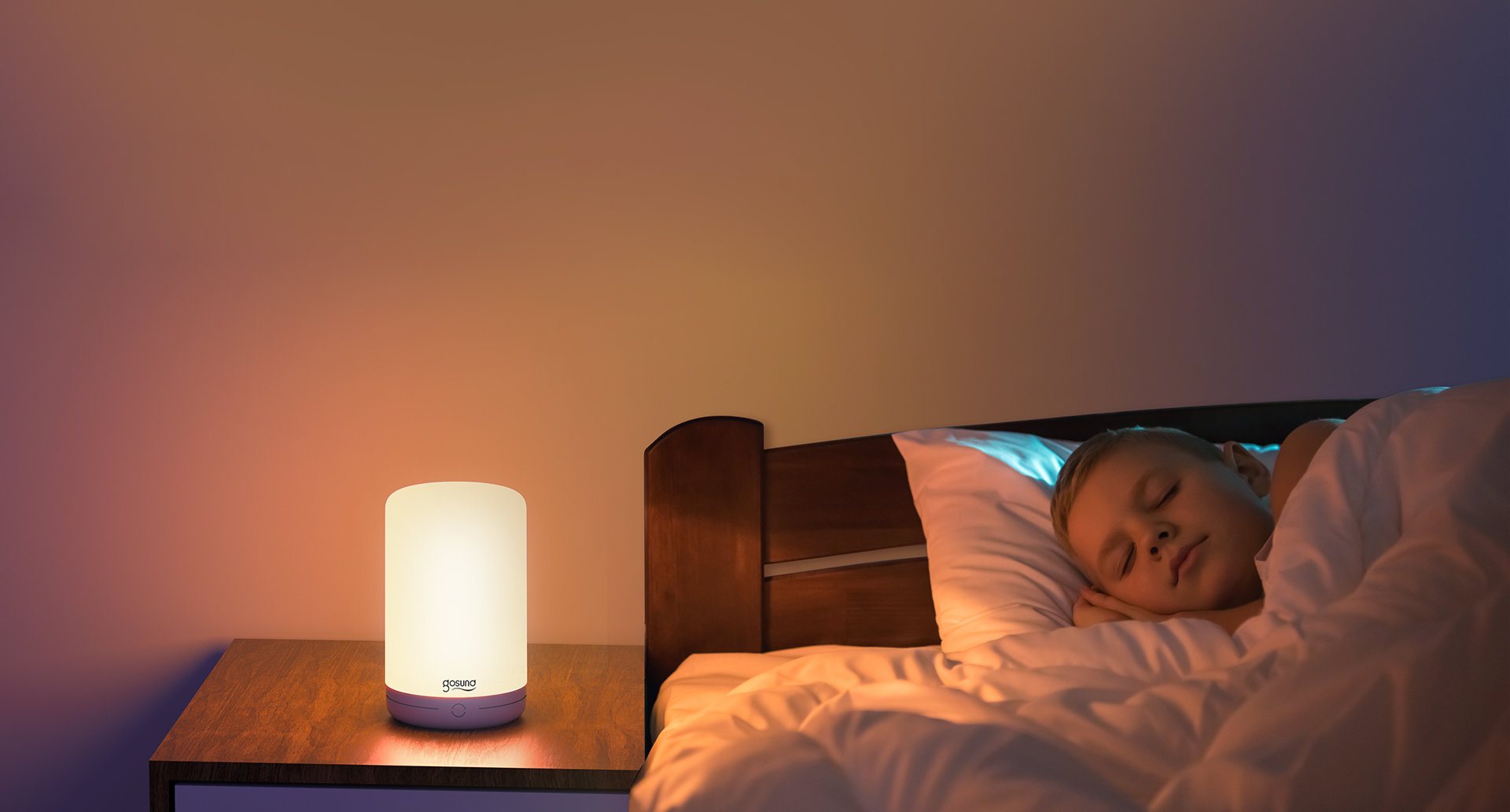 Inteligentna lampka śpiące dziecko przy włączonej lampce